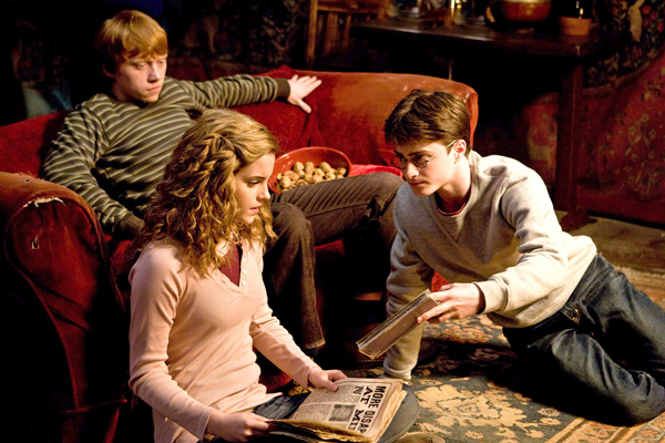 emma_watson__rupert_grint_and_daniel_radcliffe_harry_potter_and_the_half_blood_prince_movie_image_s